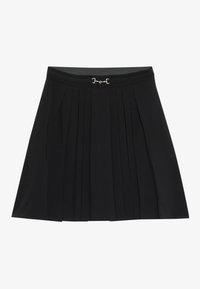 Svart plisserad kjol med en åtsittande midjeband och detaljer i silver. Tillverkad av ett glättat tyg, den har vertikala plisseringar och en utsvängt form.