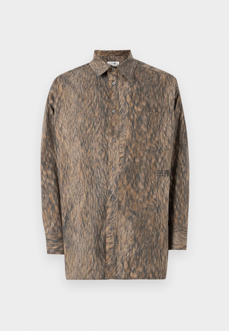 Langarm overhemd met een bruin en zwart textuurpatroon dat lijkt op dierenbont, met een borstzak en een traditionele kraag.
