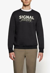 Sort bomulds sweatshirt med trykt tekst "SIGNAL rejse siden 1967" i lysebeige. Ribbet manchetter og kant, rund halsudskæring.