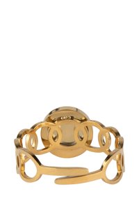 Zelta metāla gredzens ar atvērtu dizainu, kas ietver apļveida izgriezumus, gludas virsmas un pulētu apdari.