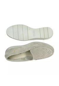 Scarpa slip-on in suede grigio chiaro con design perforato, suola in gomma bianca con scanalature orizzontali e accenti di cucitura minimalista.