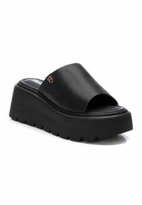 Sandalias de plataforma negras con la punta al aire, hechas de material sintético suave, con una suela estriada y un pequeño acento de logo metálico.
