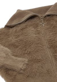 Bruine zip-up trui met een pluche textuur en een geribbelde kraag. Voorzien van een zilveren rits en een stervormige ritstrekkker.