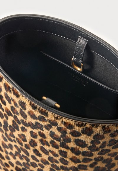Sac à main ouvert imprimé léopard avec intérieur en cuir noir et boucle visible et détail de sangle dorés.