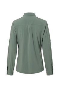 Chemise à manches longues en tissu vert olive, dotée d'un col, d'un pli au dos et de poignets retroussés. Texture lisse, design minimaliste.