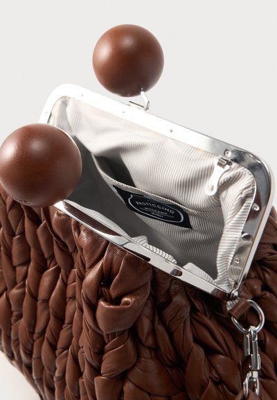 Καφέ υφασμένη δερμάτινη τσάντα με ασημένιο πλαίσιο, δύο μεγάλους στρογγυλούς κούμπωμα, εσωτερική επένδυση με λευκές ρίγες και εσωτερική ετικέτα.