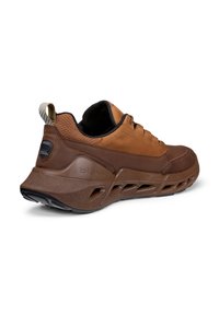 Καφέ αθλητικό παπούτσι με υφασμένο πάνω μέρος, επενδεδυμένο γιακά και μαλακή σόλα με αεραγωγούς. Λογότυπο στη φτέρνα.