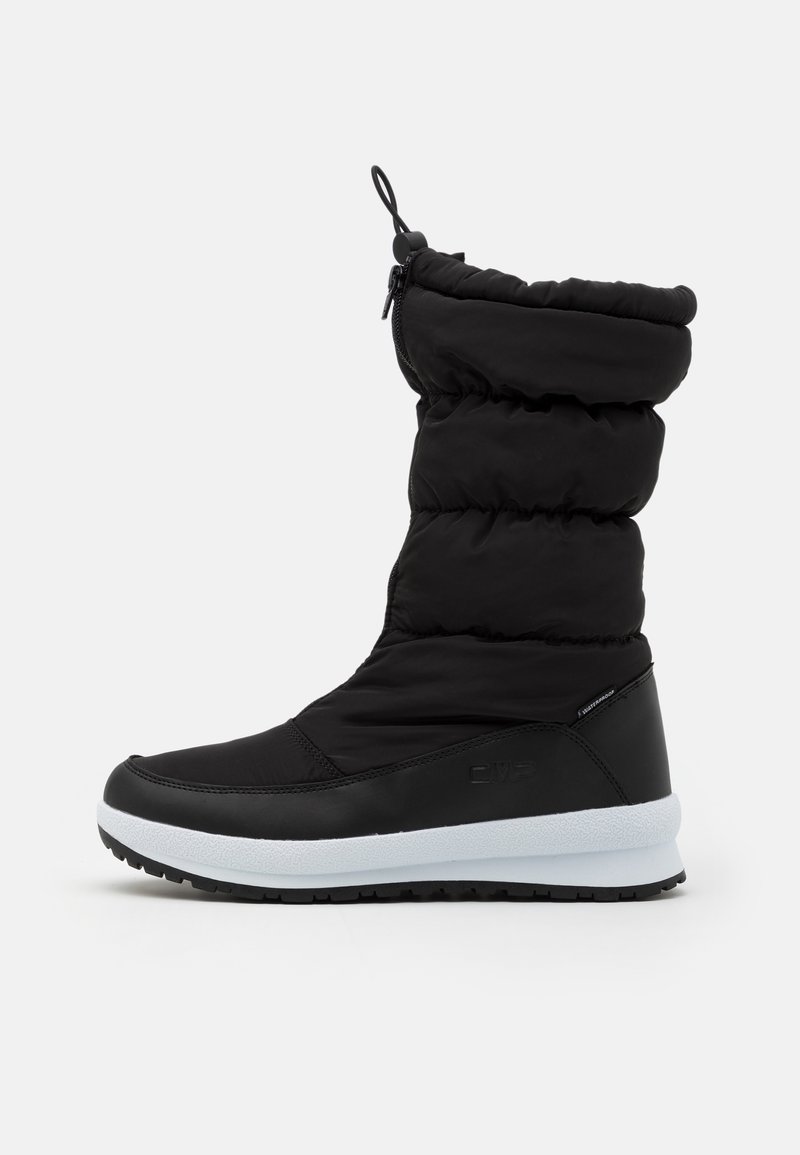 Sort vinterstøvle med en polstret tekstiloverdel og en kontrasterende hvid gummisål. Har lynlås og en tekstureret finish.