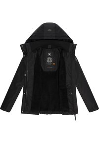 Veste imperméable noire avec capuche, dotée d'une doublure en polaire douce noire, de boutons pression et d'un patch logo à l'intérieur. Texture extérieure lisse.