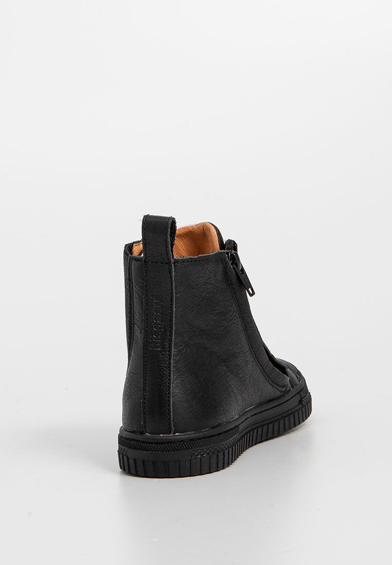 Stivale alla caviglia in pelle nera con linguetta posteriore, cerniera laterale e suola in gomma texturizzata su sfondo bianco.
