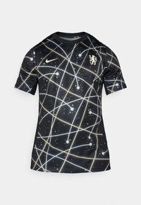 Juodos Nike sportinės marškinėliai, su galaktikos raštu, baltomis ir auksinėmis linijomis, trumpomis rankovėmis ir liūto herbu ant krūtinės.
