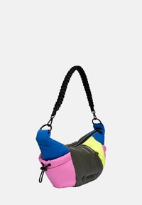 Sac d'épaule coloré avec des sections bleue, rose, verte et noire. Fait en tissu rembourré avec une poignée tissée et des détails de poche zippée.