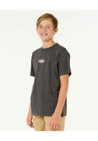 Camiseta de algodón gris con mangas cortas que presenta un diseño gráfico de un ojo central en azul y naranja. Corte recto, cuello redondo, textura suave.