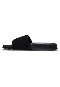 Sort slidesandal med en glat, mat finish og et simpelt design. Har en bred rem og flad sål for nem brug og komfort.