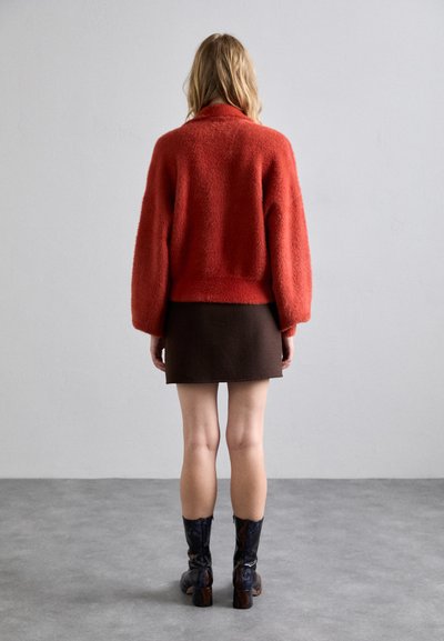 Stine Goya LONG SLEEVE NECKLINE COLLAR JUMPER,FLUFFY MONOGRAM - Jumper - red ochre