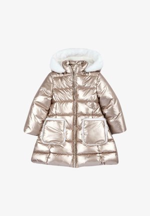 Abrigo acolchado metálico dorado con capucha de piel sintética blanca. Cuenta con cierre de cremallera y dos bolsillos frontales con ribete blanco contrastante.