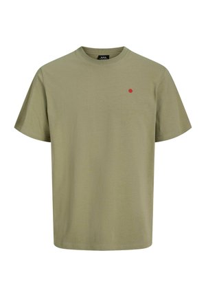 Olívazöld pamut póló kerek nyakkal, rövid ujjakkal és egy kis piros pöttyel a bal mellen. Puha, könnyű anyag.