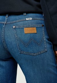 Wrangler WORLD WIDE - Wide Leg - mid_stone