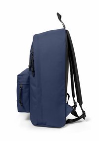 Mörkblå ryggsäck med ett slätt, hållbart tyg, en sidoficka, justerbara svarta remmar och flera zipfickor.