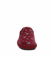 Pantofola in tessuto rosso con una texture morbida, caratterizzata da un motivo a cuori grigi, forma arrotondata e suola nera. Leggera e con aperture laterali.