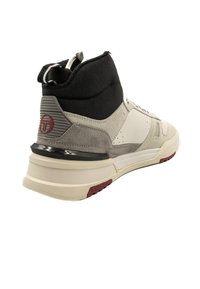 Höga sneakers med en mix av grå mocka och läder, svart tygkrage och en vit mellansula med röda detaljer på yttersulan.