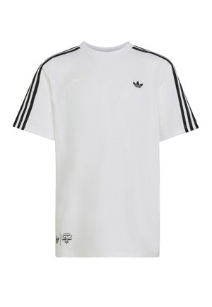 Biały t-shirt z krótkim rękawem z czarnymi paskami Adidas na rękawach, logo Adidas trefoil na piersi oraz logo Brawl Stars blisko dolnego brzegu.