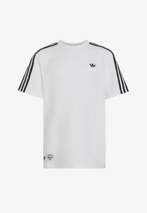 Wit T-shirt met korte mouwen met zwarte Adidas-strepen op de mouwen, Adidas trefoil-logo op de borst en Brawl Stars-logo nabij de onderzoom.
