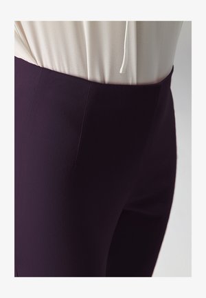 Donkerpaarse broek met een gladde textuur en een getailleerde pasvorm, voorzien van een hoge taille en minimale details voor een strakke uitstraling.