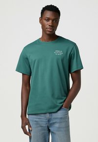 Wrangler SHORT SLEEVE - Camiseta estampada - bistro_green