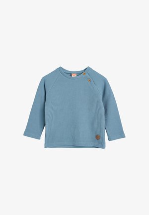 Langærmet babytrøje i ribbet blå stof med to træknapper nær halsudskæringen og et lille rund patch på den nederste side.