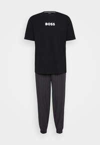 Must musta T-särk musta "BOSS" logo'ga, koos mustade triibuliste pükstega, millel on punased ja rohelised aktsendid. Pehme kangas, mugav lõige.