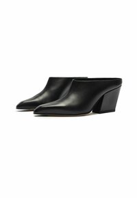 Mules de cuero negro con puntas afiladas y un alto tacón de cuña. El diseño presenta una textura lisa y elegante con detalles minimalistas.