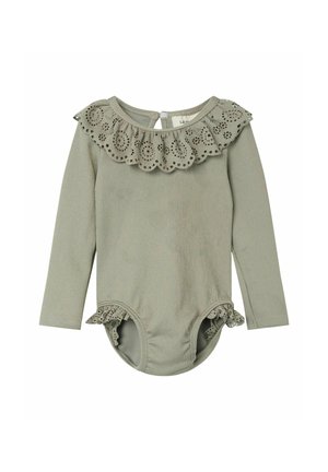 Body a maniche lunghe in verde tenue, con un colletto a ruffle bordato in pizzo e aperture delle gambe con ruffle, realizzato in tessuto a coste.