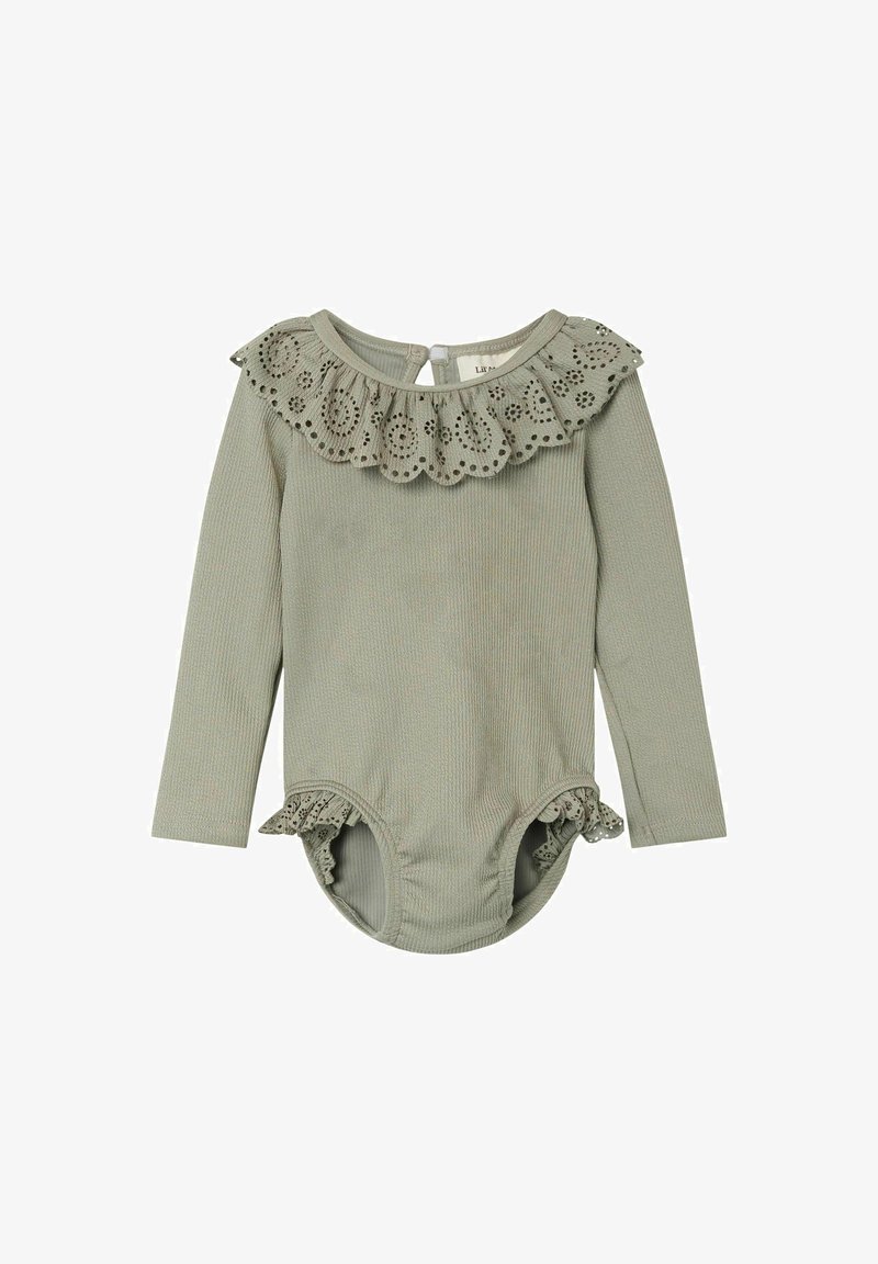 Body à manches longues en vert atténué, avec un col à volants en dentelle et des ouvertures de jambes à volants, fabriqué en tissu côtelé.