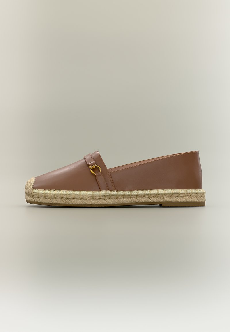 Espadrille marron en cuir à enfiler avec semelle en jute tressé et petit détail de boucle dorée sur le dessus, présentée sur un fond neutre.
