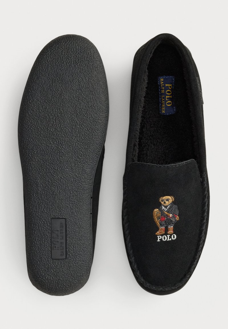 Schwarze Wildlederhausschuhe mit einer strukturierten Gummisohle, die eine Teddybär-Stickerei und ein "Polo Ralph Lauren"-Label im Inneren aufweisen.