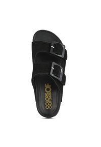 Svart slid sandal gjord av mocka med två justerbara remmar och metallspännen. Innersulan är slät och lätt vadderad.