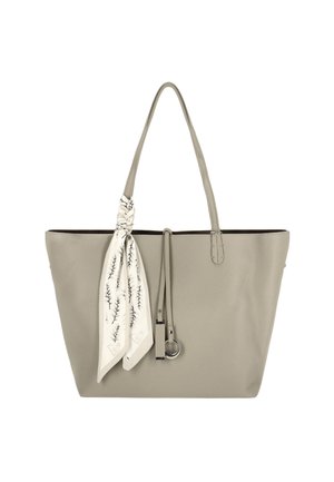Sac tote en cuir gris clair avec deux poignées, des breloques décoratives argentées, et une écharpe blanche à motifs de feuilles noires attachée à une poignée.