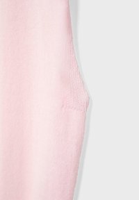 Jasnoróżowa dzianina z widocznym szwem i teksturowanym wzorem ściegów wzdłuż krawędzi na jednolitym białym tle.