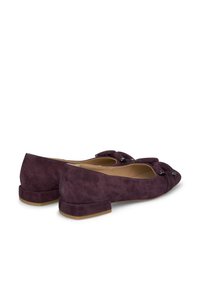 Ballerines en daim violet foncé avec un bout rond, un talon plat et un détail noué décoratif à l'avant, comportant des accents brillants.