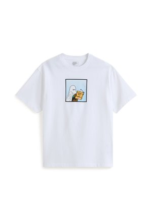 Camiseta blanca de algodón con un diseño impreso en forma de cuadrado que muestra un fantasma leyendo un libro con texto amarillo. Manga corta y cuello redondo clásico.