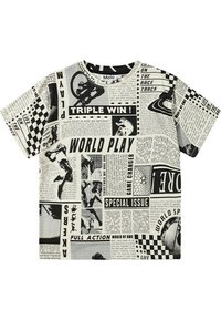 T-shirt med kort ärm som har ett svartvitt tidningstryckdesign, med olika grafiker och text, tillverkad av mjukt tyg.