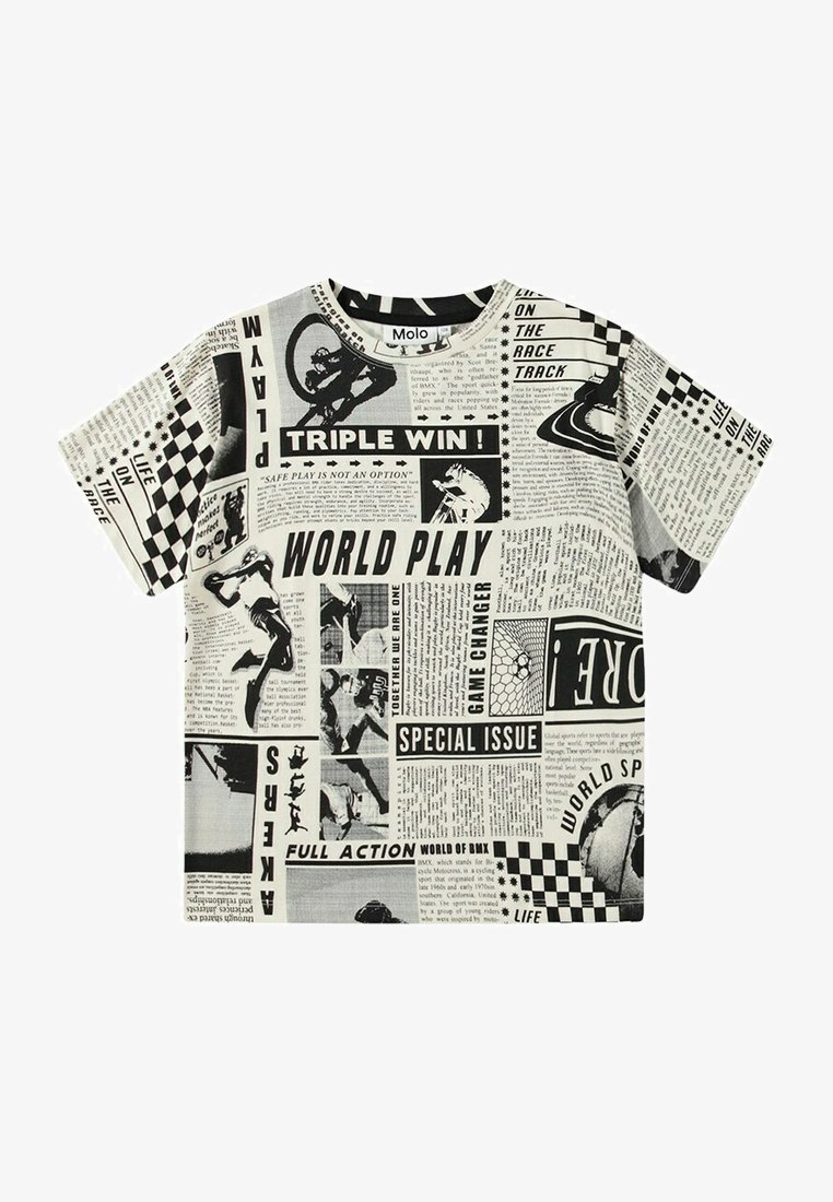 T-shirt med kort ärm som har ett svartvitt tidningstryckdesign, med olika grafiker och text, tillverkad av mjukt tyg.