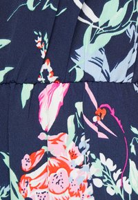 Granatowa tkanina z kwiatowym wzorem w różowe, pomarańczowe i zielone akcenty; teksturowana z plisami dla dodatkowego efektu.