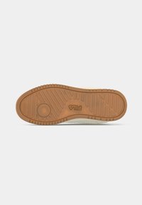 Fila sneakersåle med en gummimidtsåle i beige og en teksturert brun yttersåle med spor og en sirkulær aksent.
