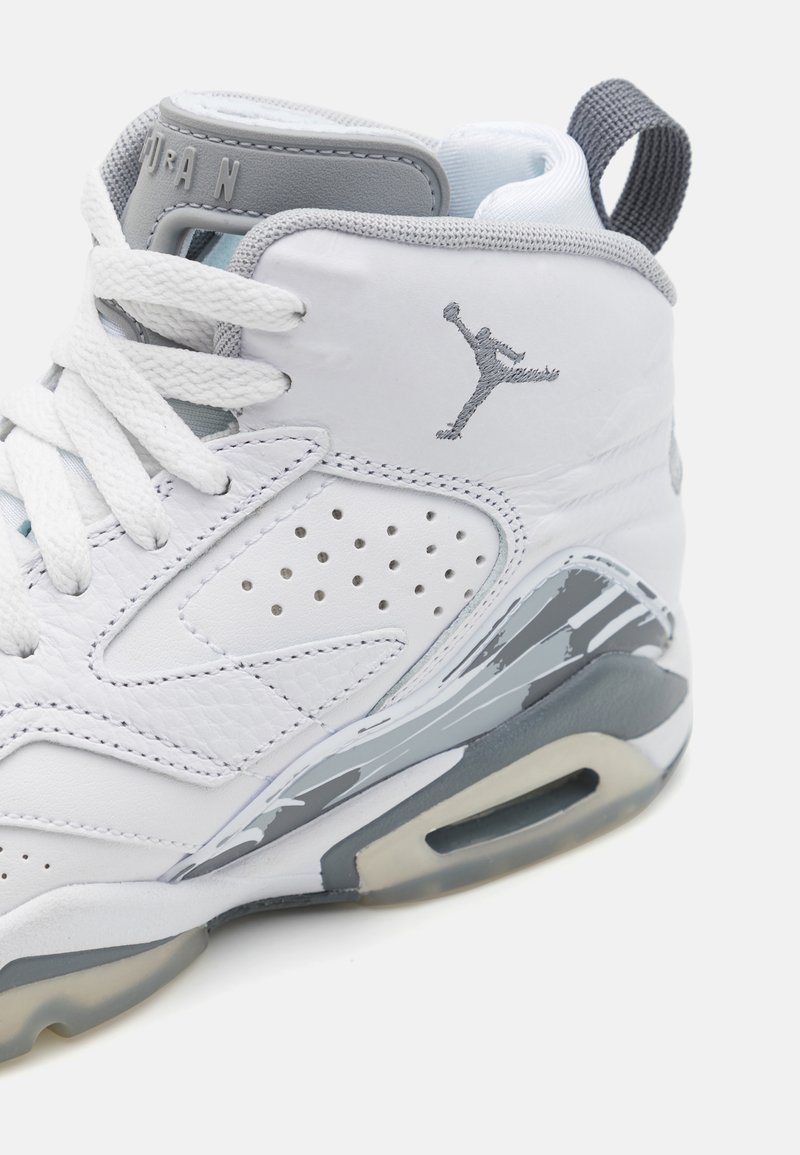 Sneaker in pelle bianca con dettagli grigi, perforazioni, chiusura con lacci e un'unità air visibile nella suola. Logo Jumpman applicato.