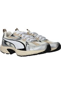 Ett par sportiga sneakers i beige, vitt, silver och svart med vita snören, ovandel i mesh och läder samt tjocka dämpade sulor.
