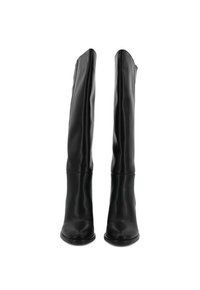 Stivali neri al ginocchio in pelle liscia. Presentano un design strutturato con una punta appuntita e un tacco a stiletto. Stile minimalista.