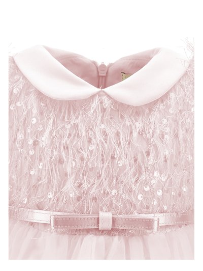 Robe rose pâle avec des sequins, des détails semblables à des plumes, une ceinture en satin avec un nœud et un col blanc arrondi, montrée de la poitrine jusqu'en haut.