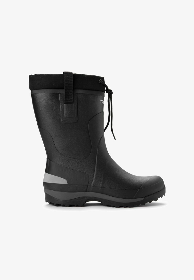 Musta vesitiivis kumisaapas, jossa on tekstuuripinta, pyöreä varvas ja merkittävä pitojalanpohja. Ylhäällä on kiristysnaru säätömahdollisuutta varten.